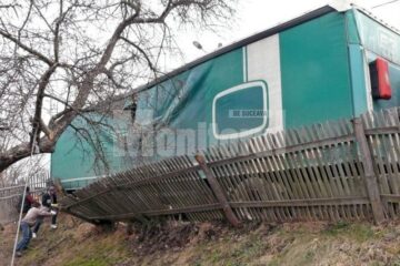 Remorca tirului s-a înclinat puternic spre dreapta din cauza pământului îmbibat cu apă