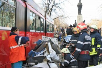 În urma impactului cu tramvaiul un autoturism s-a rupt în două, o parte rămânând prinsă sub mijlocul de transport, iar cealaltă parte fiind proiectată pe stradă Foto: Mediafax