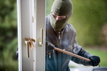 Spărgătorii a zeci de case de vacanță, prinși cu cabane-capcană și dispozitive de termoviziune