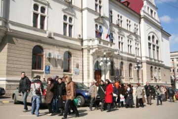Cadrele didactice intenționează să picheteze mâine Prefectura Suceava