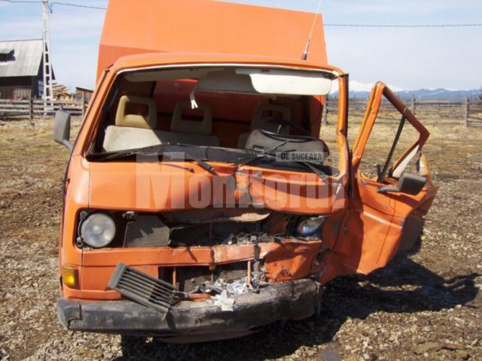 Autoutilitara VW, serios avariată în urma impactului