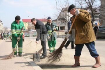 Ion Lungu la curtenia de primăvară în cartierul Obcini