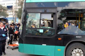 Cel puțin o persoană a murit, iar alte aproximativ 30 au fost rănite, la Ierusalim, trei fiind în stare gravă, după ce o bombă a explodat în apropierea a două autobuze ale serviciului de transport în comun