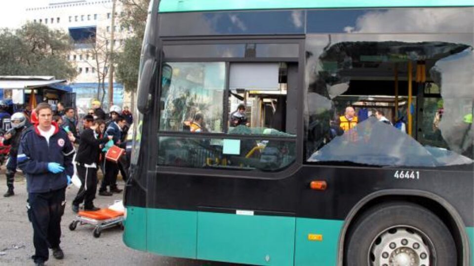 Cel puțin o persoană a murit, iar alte aproximativ 30 au fost rănite, la Ierusalim, trei fiind în stare gravă, după ce o bombă a explodat în apropierea a două autobuze ale serviciului de transport în comun