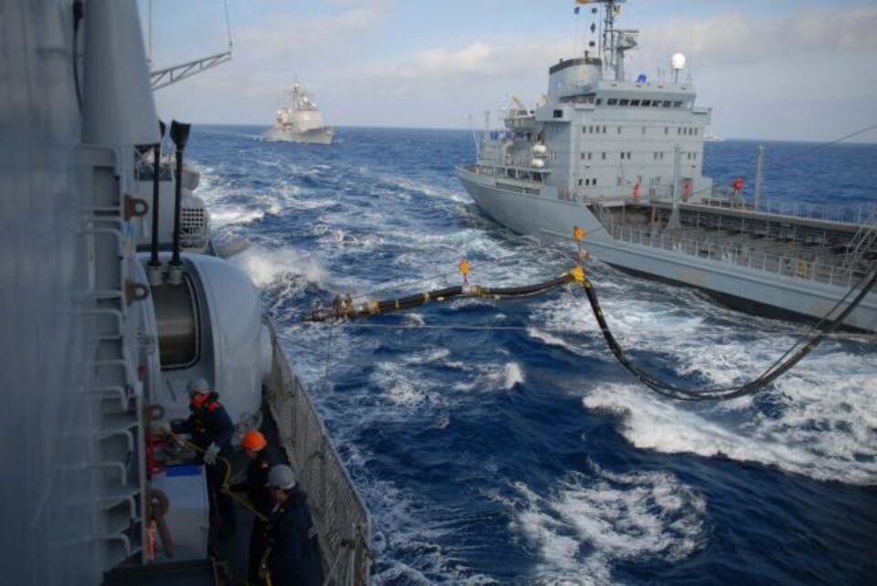 Șase nave ale NATO, susținute de aviație, au început să patruleze în largul Libiei pentru a aplica embargoul asupra armelor decis de Națiunile Unite