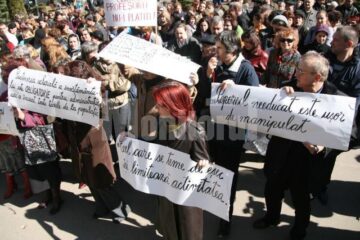 Profesorii au venit înarmați cu plancarde