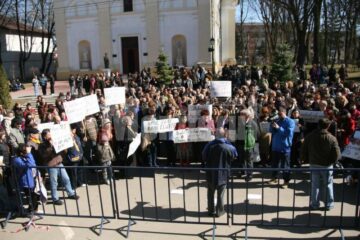Profesorii si-au cerut drepturile salariale in fața Palatului Administrativ