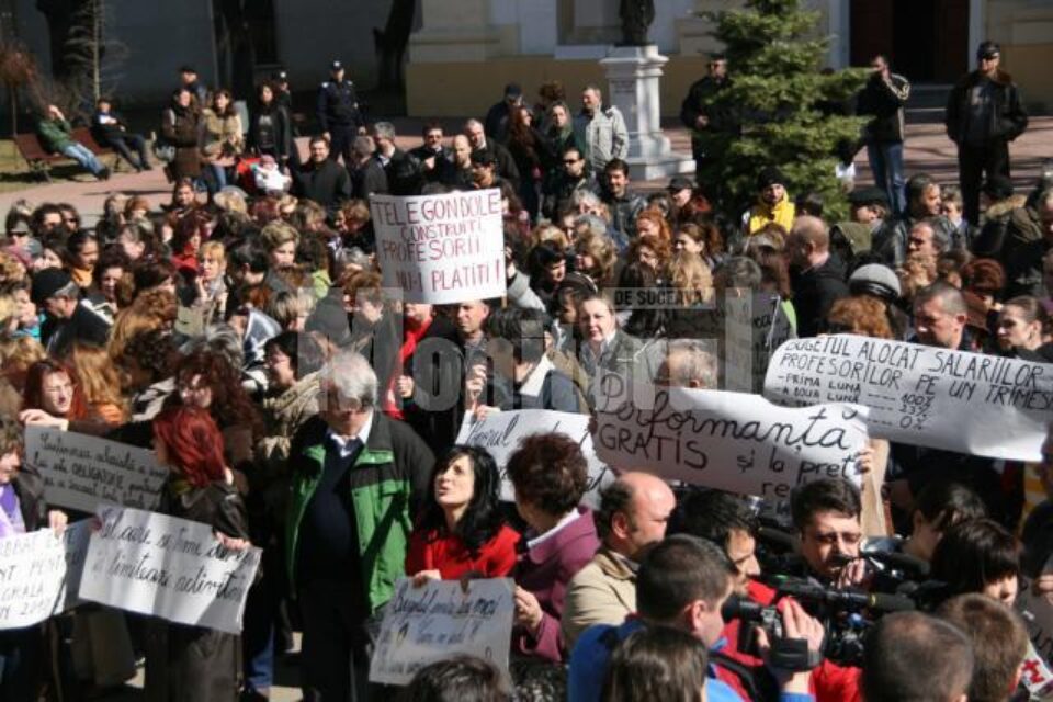 200 de cadre didactice din municipiul Suceava au pichetat ieri Prefectura