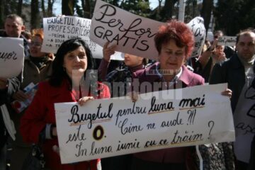 „În luna iunie cu ce trăim?” și „Vrem un trai decent!” - au fost doar câteva dintre mesajele dascălilor