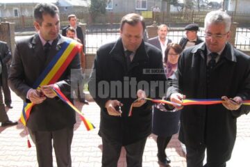 Tăierea panglicii inaugurale la noul sediu al Primăriei Salcea