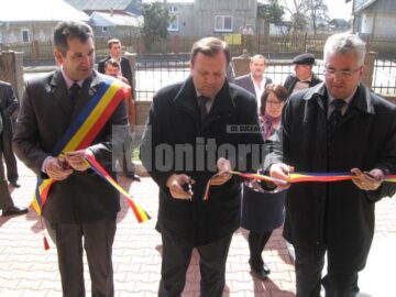 Tăierea panglicii inaugurale la noul sediu al Primăriei Salcea