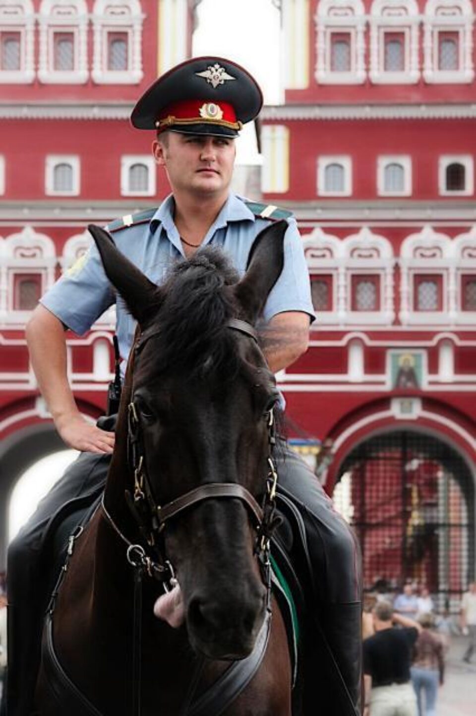 Un inspector al poliției ruse, prins în flagrant în timp ce lua mită, s-a închis în mașina sa, a rupt bancnotele și le-a înghițit