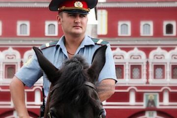 Un inspector al poliției ruse, prins în flagrant în timp ce lua mită, s-a închis în mașina sa, a rupt bancnotele și le-a înghițit