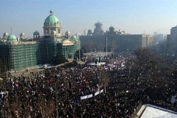 Peste 5.000 de angajați bugetari sârbi - profesori, medici, polițiști - au protestat vineri la Belgrad (foto: AFP)