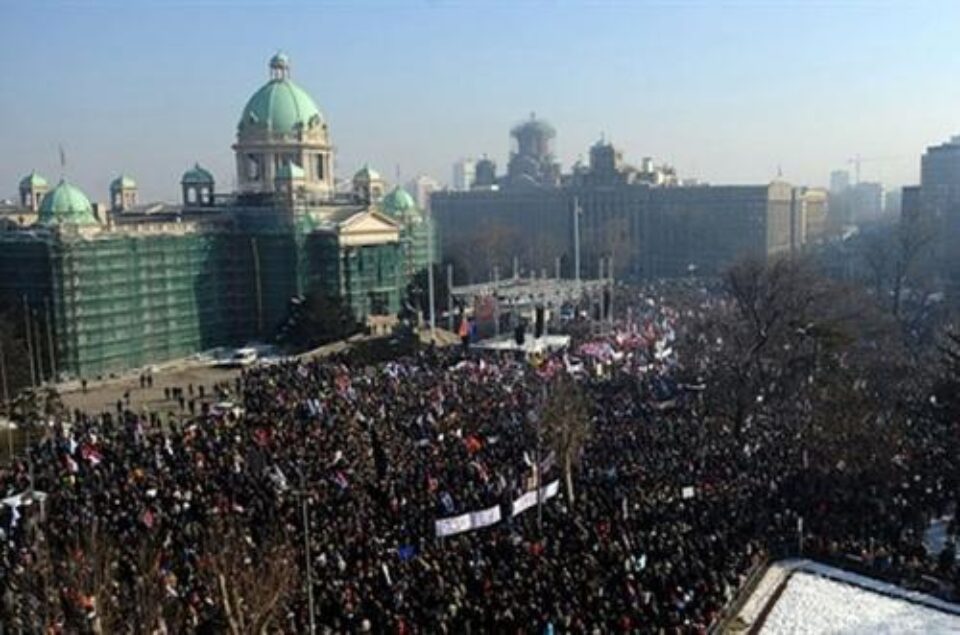 Peste 5.000 de angajați bugetari sârbi - profesori, medici, polițiști - au protestat vineri la Belgrad (foto: AFP)