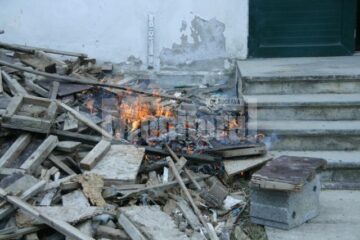 Incendiu provocat cel mai probabil de o tigara aruncata de suporterii ce-au iesit din sala la pauza
