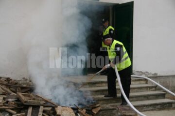 Incendiu provocat cel mai probabil de o tigara aruncata de suporterii ce-au iesit din sala la pauza