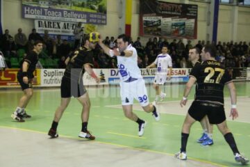 Handbaliștii suceveni i-au dedicat aceasta victorie colegului lor, Florin Ciubotariu(foto alb), cel care a împlinit sâmbătă vârsta de 27 de ani