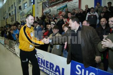 Portarul Bogdan Pralea, felicitat de suporteri la final de meci pentru felul în care a aparat poarta Universității