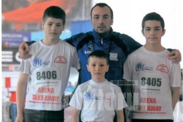 Antrenorul Bogdan Roșcăneanu, alături de cei trei sportivi medaliați: Sebastian Davideanu (stânga), Florin Pitic (centru) și Andrei Coca (dreapta)