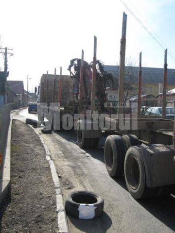 Exasperați, locuitorii de pe Biruinței pun obstacole pe stradă, să-i oblige pe șoferi să reduca viteza