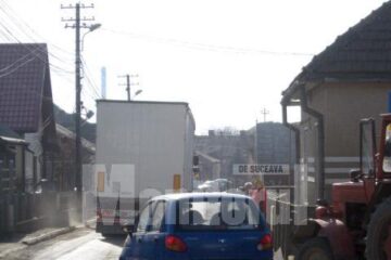 Trafic greu pe o străduță lăturalnică