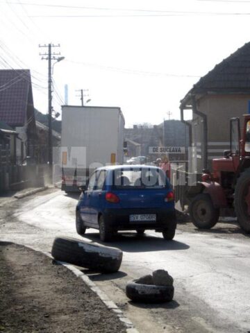 Trafic greu pe o străduță lăturalnică