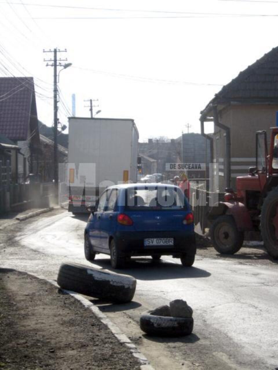 Trafic greu pe o străduță lăturalnică