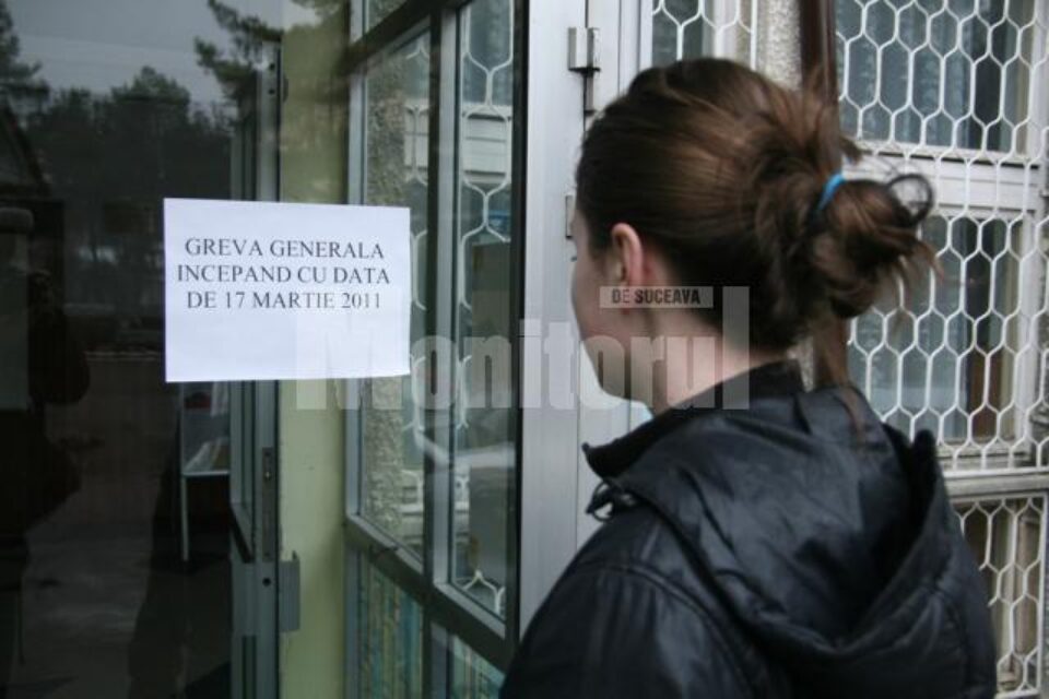 Unii elevi au venit la școală să afle dacă continuă greva sau nu