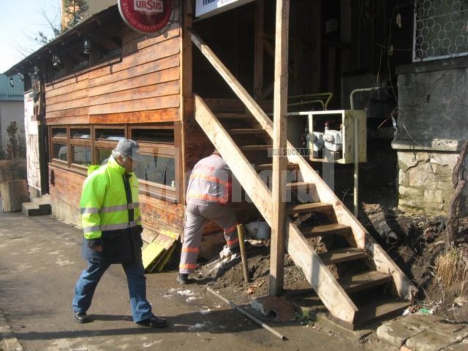 Contorul de gaz la care a izbucnit incendiul, aproape lipit de scările din lemn ale localului