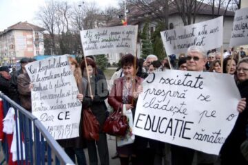 Peste 250 de cadre didactice au protestat ieri în fața Palatul Administrativ
