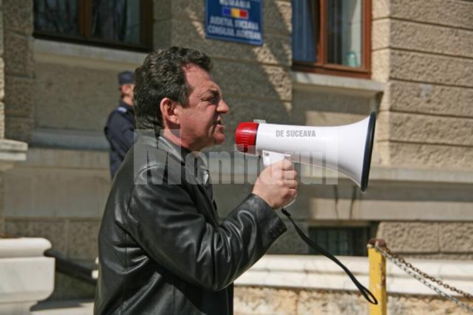 Ieri s-a desfășurat al patrulea protest autorizat al profesorilor în fața Palatului Administrativ