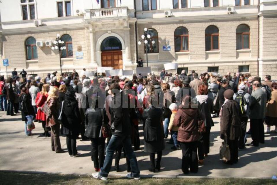 Ieri s-a desfășurat al patrulea protest autorizat al profesorilor în fața Palatului Administrativ