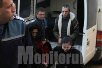 Cei trei suspecți, scoși din duba Arestului și duși în fata judecătorilor cu propunere de arestare preventivă