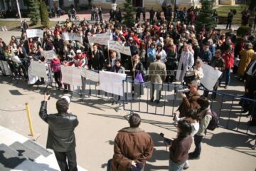 Ieri s-a desfășurat al patrulea protest autorizat al profesorilor în fața Palatului Administrativ
