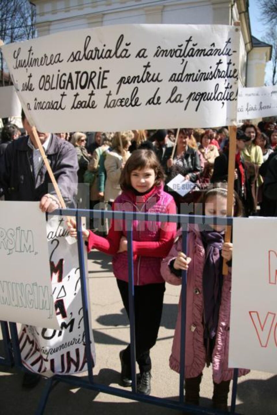 Ieri s-a desfășurat al patrulea protest autorizat al profesorilor în fața Palatului Administrativ