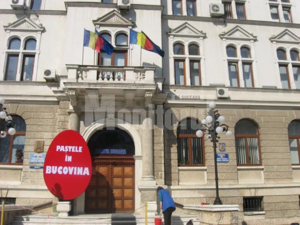 În fața intrării principale a Palatului Administrativ din Suceava a fost amplasat un ou roșu decorativ uriaș