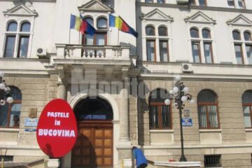În fața intrării principale a Palatului Administrativ din Suceava a fost amplasat un ou roșu decorativ uriaș