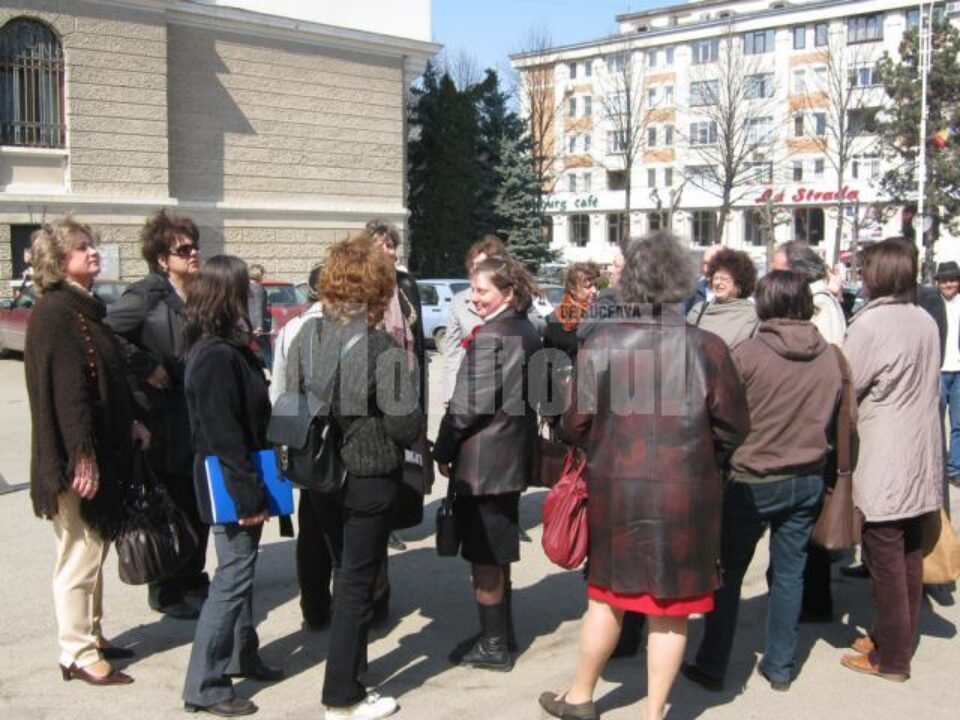 Cei mai mulți dintre profesorii care au ajuns ieri în fața Prefecturii au fost de la Colegiul Tehnic „Samuil Isopescul”