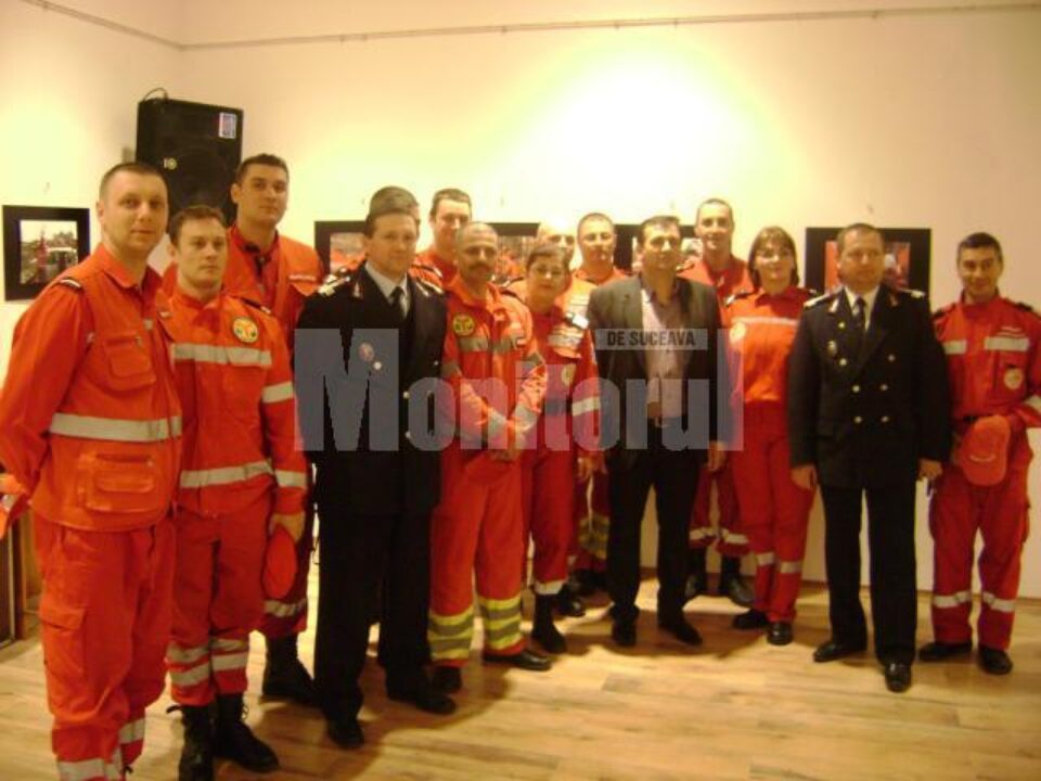 Echipajul SMURD Suceava, alături de șeful și prim-adjunctul ISU Suceava