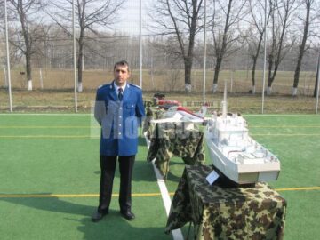 Plutonierul major Sabie și modelele expuse la Ziua Jandarmeriei