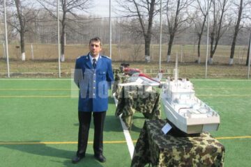 Plutonierul major Sabie și modelele expuse la Ziua Jandarmeriei