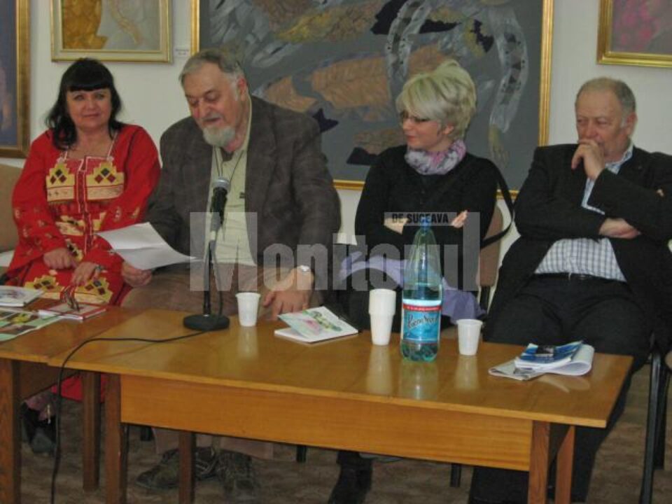 Calistrat Costin, președintele filialei USR Bacău, lângă Viorica Petrovici, Carmen Veronica Steiciuc și Dumitru Brăneanu