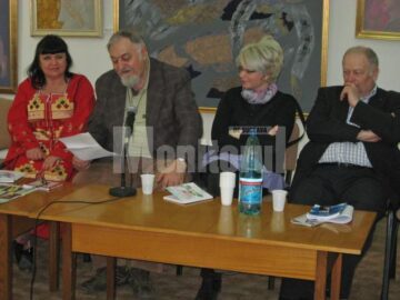Calistrat Costin, președintele filialei USR Bacău, lângă Viorica Petrovici, Carmen Veronica Steiciuc și Dumitru Brăneanu