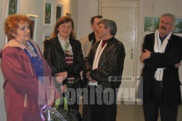 Artistul plastic Vasile Anghel Siminiuc prezentând expoziția de pictură