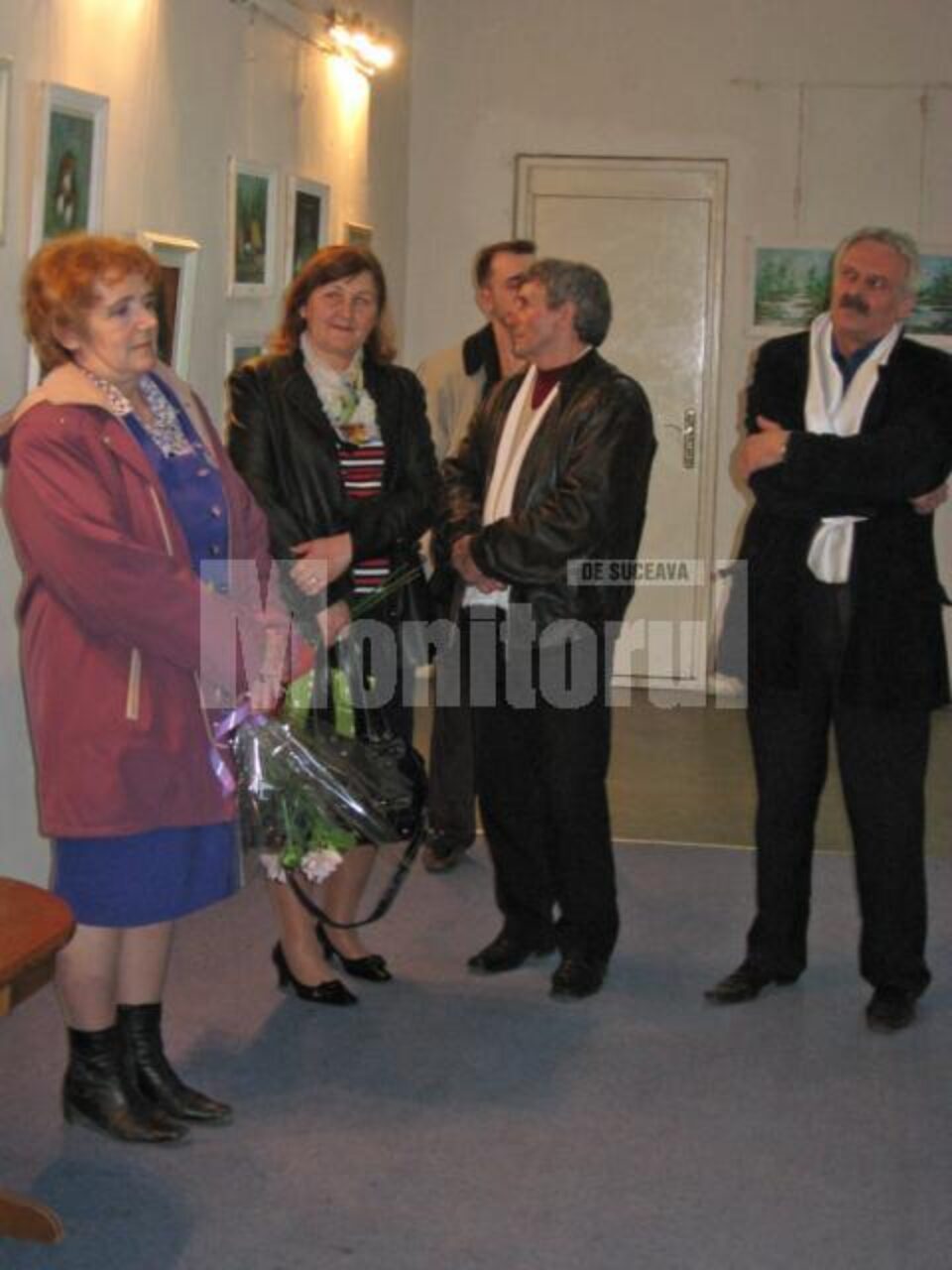 Artistul plastic Vasile Anghel Siminiuc prezentând expoziția de pictură