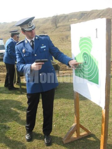 Jandarmii le-au explicat ziariștilor cum sa tragă cu pistolul