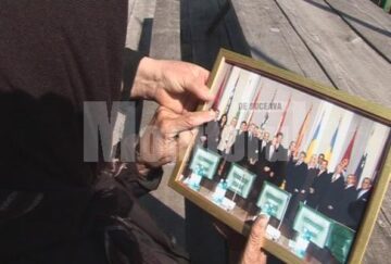 Mama se uita cu durere în suflet la singura fotografie cu fiul mort în Afganistan