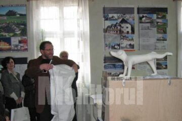 Arh. Constantin Gorcea, președintele OAR - Filiala Nord-Est, dezvelind obiectul nomad trimis spre adopție filialei