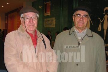Gabriel Mărgineanu, președintele Asociației Filateliștilor Feroviari din România, și colecționarul sucevean Nicolai Oprea